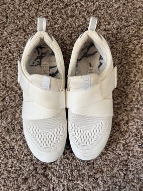 TIEM SPIN SHOES - SIZE 7